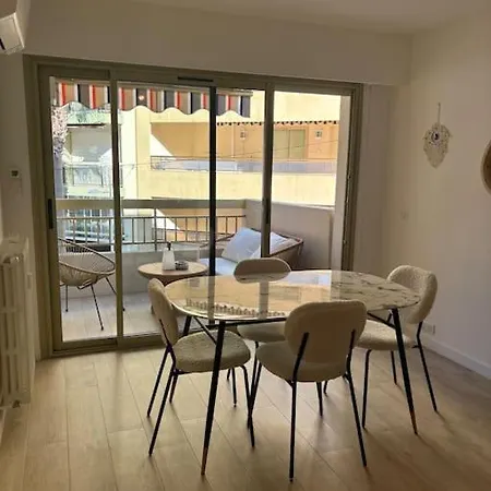Vue Mer Refait A Neuf Apartman Antibes